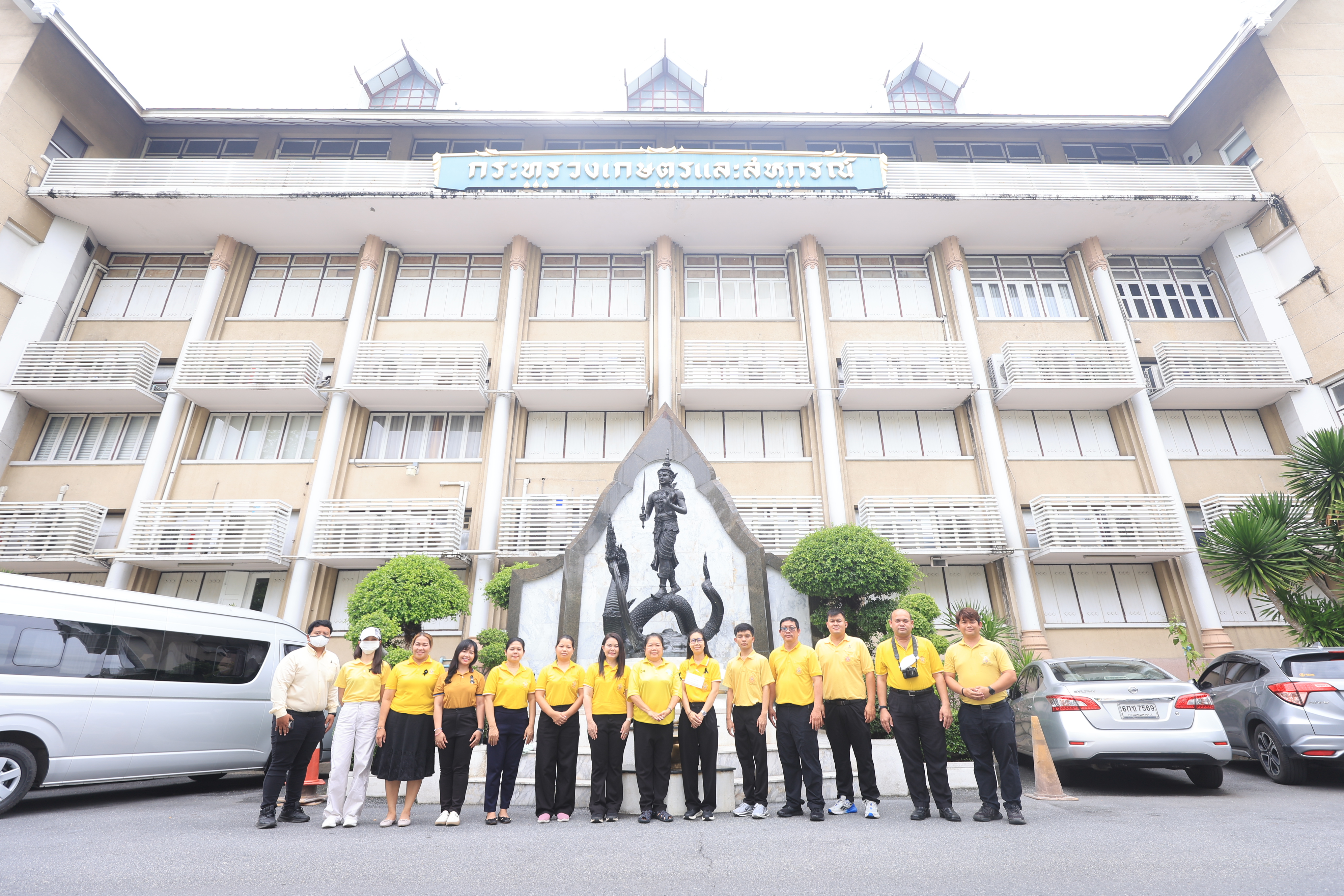 title - ส.ป.ก. ร่วมเฝ้ารับเสด็จฯ พระบาทสมเด็จพระเจ้าอยู่หัว และ สมเด็จพระนางเจ้า ฯ พระบรมราชินี เนื่องในโอกาสเสด็จพระราชดำเนินไปในการ พระราชพิธีเฉลิมพระชนมพรรษา 28 กรกฎาคม 2569
